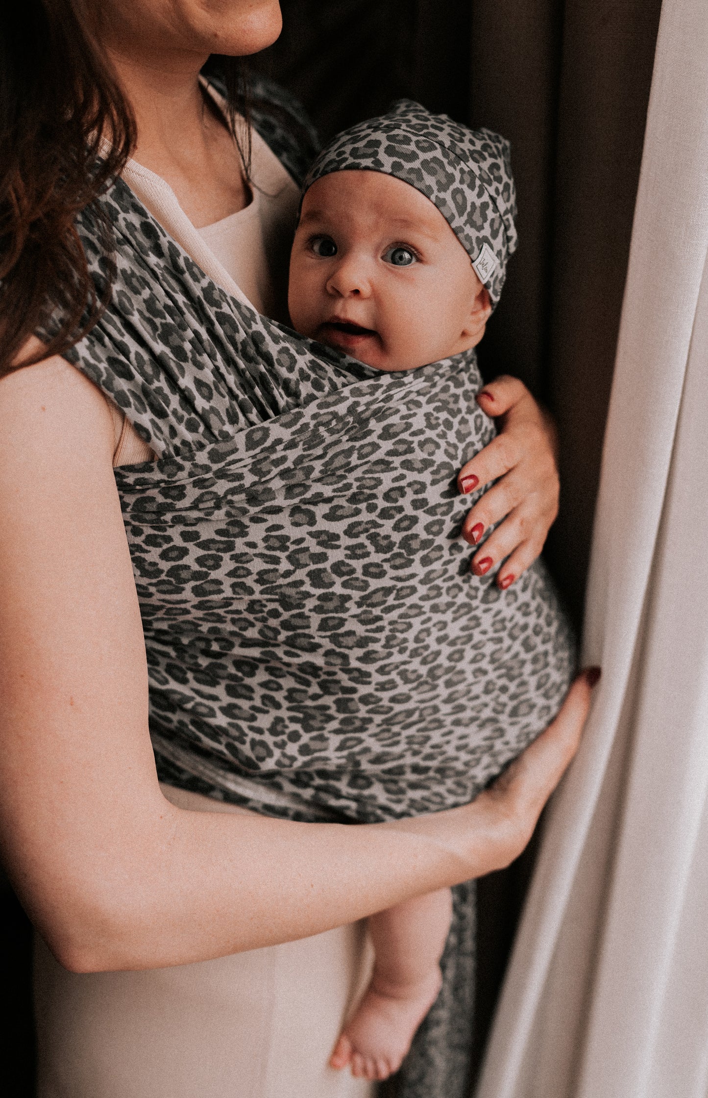 Newborn mutsje - top knot - Slate Grey Leopard