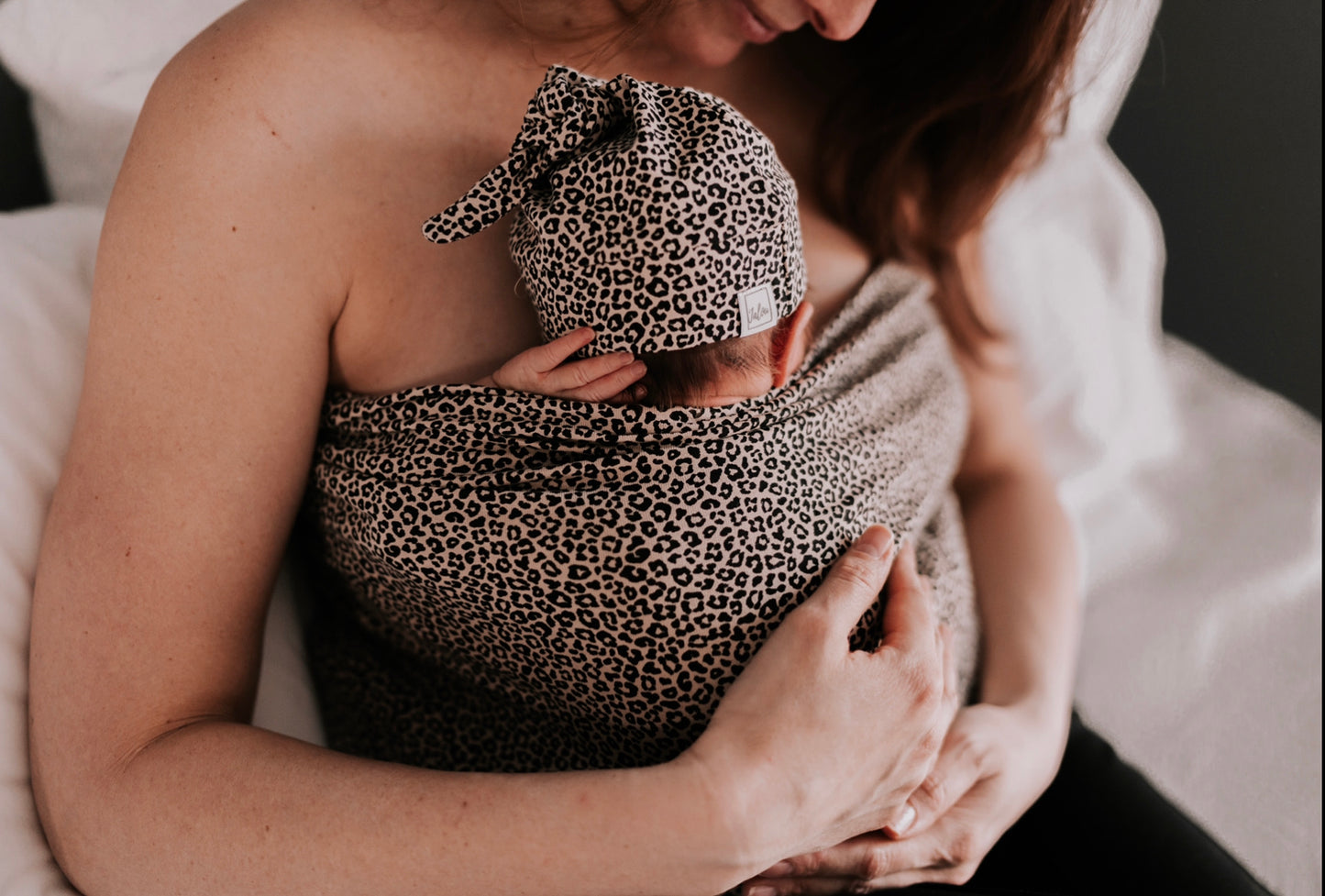 Newborn mutsje - top knot - Sandy Leopard